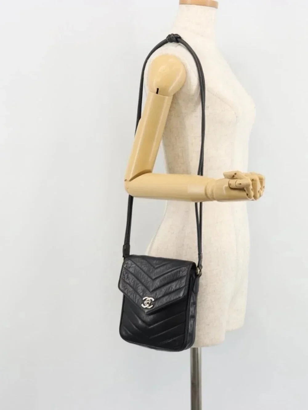 CHANEL V Stitch Shoulder Bag Lamb Skin Navy Gold CC Auth bs35440
